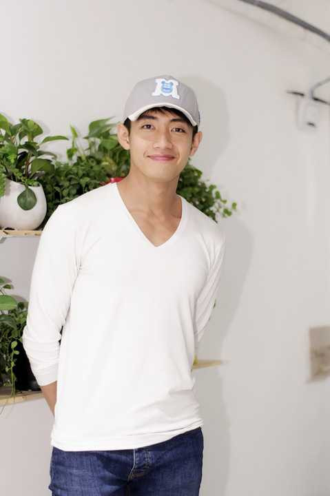 Quang Đăng cũng có mặt để chung vui với người bạn thân của anh. Hot boy làng nhảy khiến fans thích thú vì vẻ ngoài bảnh bao, điển trai của mình.