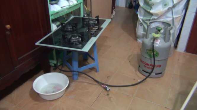 Bếp và bình gas được đưa ra ngoài - Ảnh: Ngọc Khải 