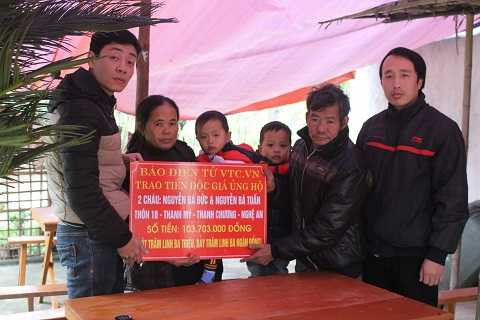 Đại diện báo điện tử VTC News trao số tiền 103.703.000vnđ từ độc giả ủng hộ đến 2 cháu Tuấn và Đức. Ông Võ Bá Bình (ngoài cùng bên phải) - Phó chủ tịch Hội Chữ thập đỏ huyện Thanh Chương cùng có mặt.
