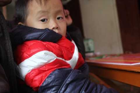 Không còn cảnh mặc quần áo sờn rách như ngày tiễn mẹ ra nghĩa trang, cháu Tuấn và Đức có quần áo mới mặc nhờ sự quan tâm, ủng hộ của độc giả