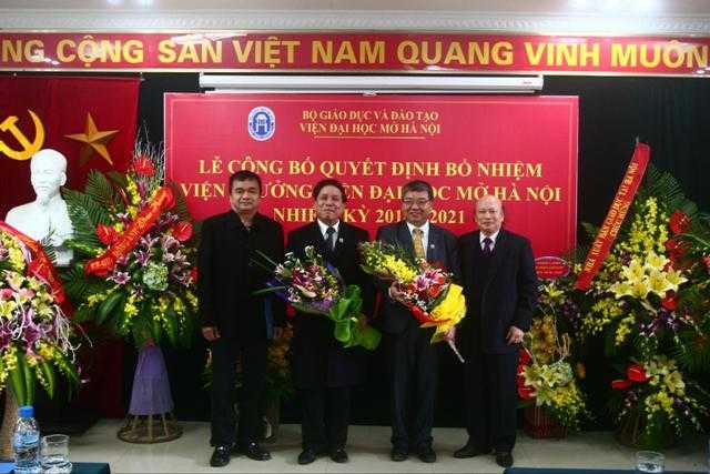 TS Trương Tiến Tùng (thứ 2, bên phải) tri ân lãnh đạo nhiệm kỳ trước là TS Lê Văn Thanh