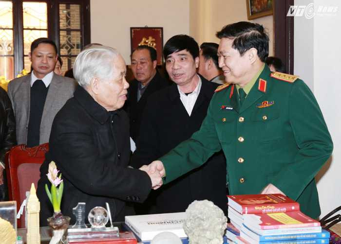 Đại tướng Ngô Xuân Lịch chúc mừng sinh nhật nguyên Tổng Bí thư Đỗ Mười - Ảnh: Hồng Pha