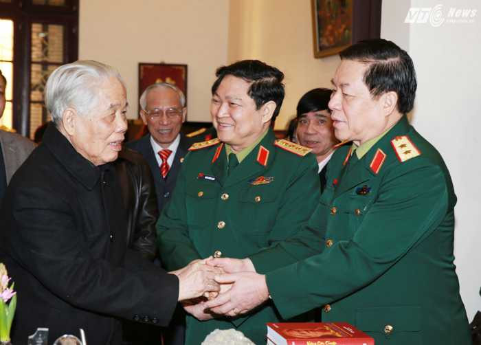 Trung tướng Nguyễn Trọng Nghĩa chúc mừng sinh nhật nguyên Tổng bí thư Đỗ Mười - Ảnh: Hồng Pha