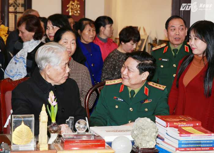 Đại tướng Ngô Xuân Lịch và nguyên Tổng Bí thư Đỗ Mười - Ảnh: Hồng Pha