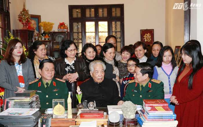 Đại tướng Ngô Xuân Lịch và Trung tướng Nguyễn Trọng Nghĩa cùng đại diện lãnh đạo các cơ quan TCCT và gia đình nguyên Tổng Bí thư Đỗ Mười chụp ảnh lưu niệm - Ảnh: Hồng Pha