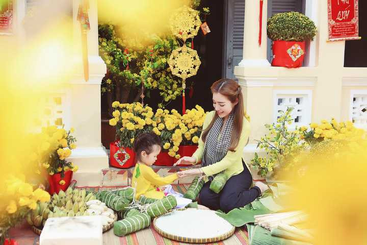 Đặc biệt, đây là bộ ảnh Tết đầu tiên mà Elly Trần đưa con gái – bé Cadie Mộc Trà chụp cùng nhau.