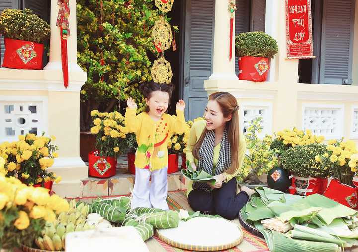 Được thực hiện với bối cảnh một ngôi nhà cổ trang trí đậm phong vị Tết cổ truyền, bộ ảnh mang đến không khí ấm áp và tình cảm yêu thương giữa hai mẹ con Elly - Cadie. 