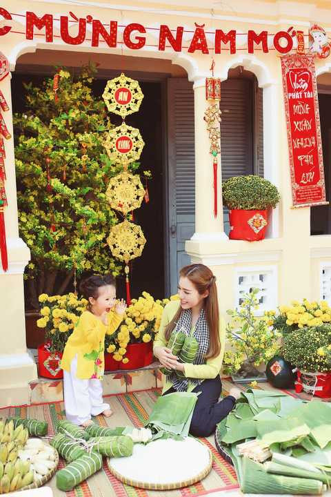 Trong bộ ảnh, bà mẹ hai con lúc ngọt ngào, nổi bật trong trang phục áo dài gấm đỏ họa tiết hoa thêu, khi đằm thắm, dịu dàng trong áo bà ba truyền thống của người dân Nam bộ. 