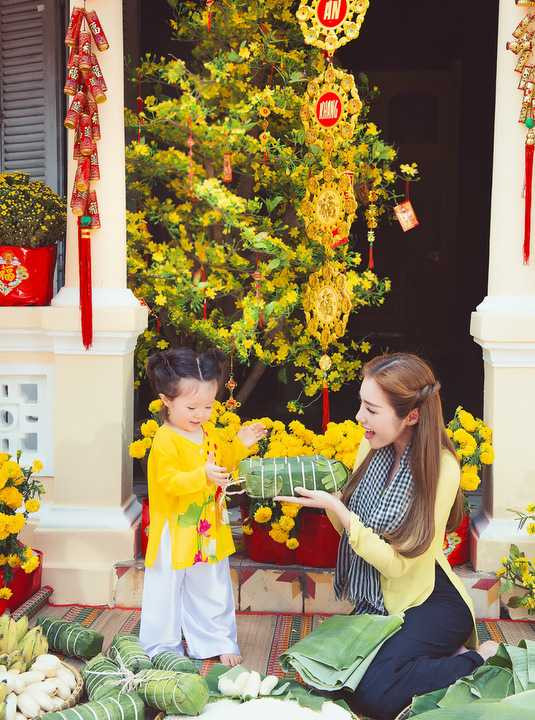 Trong suốt quá trình chụp ảnh, Elly Trần không quên chăm sóc, quan tâm đong đầy tình cảm cho bé Cadie. Cô tự tay chỉnh trang quần áo cho con và chơi đùa để bé có tâm trạng thoải mái, vui vẻ. Nhờ đó, bé Cadie Mộc Trà luôn hào hứng thể hiện vẻ đáng yêu, biểu cảm ngộ nghĩnh và những phản ứng tự nhiên với mẹ Elly giúp buổi chụp ảnh diễn ra suôn sẻ. 