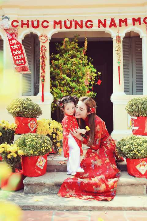 Chia sẻ về quyết định thực hiện bộ ảnh đáng yêu này, Elly Trần tâm sự, cô yêu thích nhất là không khí những ngày cận Tết, khi cả gia đình có thời gian quây quần hạnh phúc. 