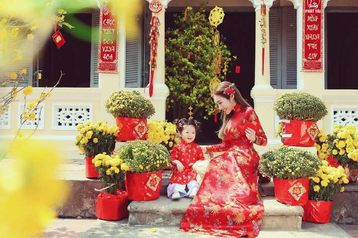 Người đẹp cũng trân trọng và muốn lưu giữ những khoảnh khắc đáng yêu của mình bên các con. Đặc biệt trong năm nay, gia đình nhỏ của Elly vừa chào đón thêm một thành viên mới - bé Alfie Túc Mạch. Do còn quá bé nên bé Alfie Túc Mạch chưa thể tham gia cùng mẹ và chị gái trong bộ ảnh lần này.