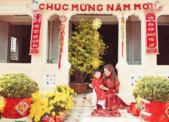 Nhờ có kinh nghiệm chăm bé Cadie nên Elly không gặp nhiều khó khăn và bỡ ngỡ với con trai Alfie. Đặc biệt, chị gái Cadie dù còn mới hơn một tuổi nhưng đã biết quan tâm, chăm sóc em trai khiến Elly vô cùng hạnh phúc. 