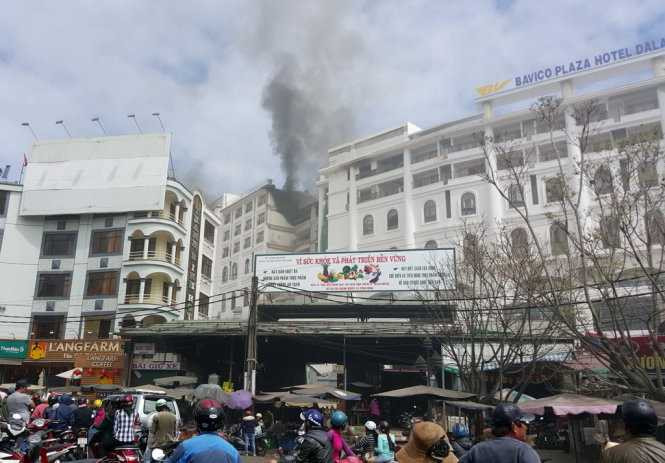 Ngọn lửa bốc cháy từ tầng trên cùng nhìn từ mặt sau khách sạn hướng ra chợ Đà Lạt - Ảnh: C.Thành