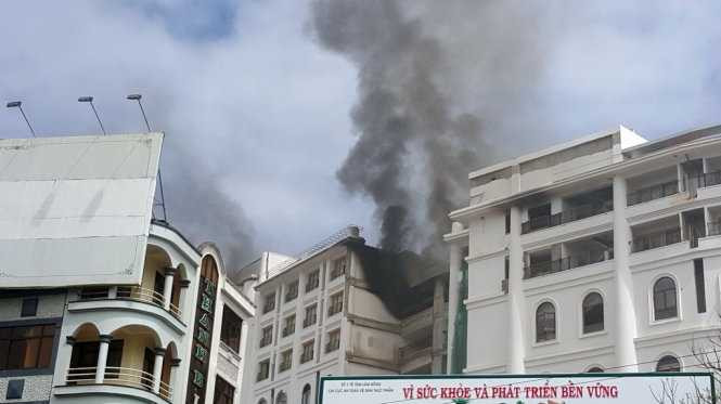 Cận cảnh vụ hỏa hoạn bất ngờ tại khách sạn 5 sao - Ảnh: C.Thành