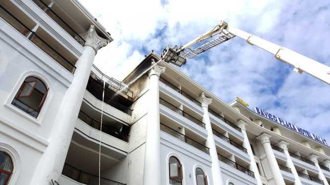 Lực lượng PCCC tỉnh Lâm Đồng khống chế đám cháy từ mặt trước khách sạn, đường Lê Thị Hồng Gấm - Ảnh: C.Thành