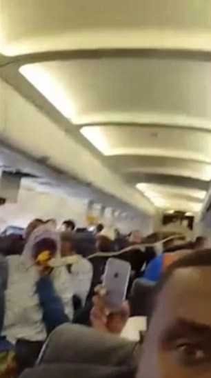 Hành khách đeo mặt nạ dưỡng khí khi máy bay đang quay đầu hạ cánh khẩn cấp