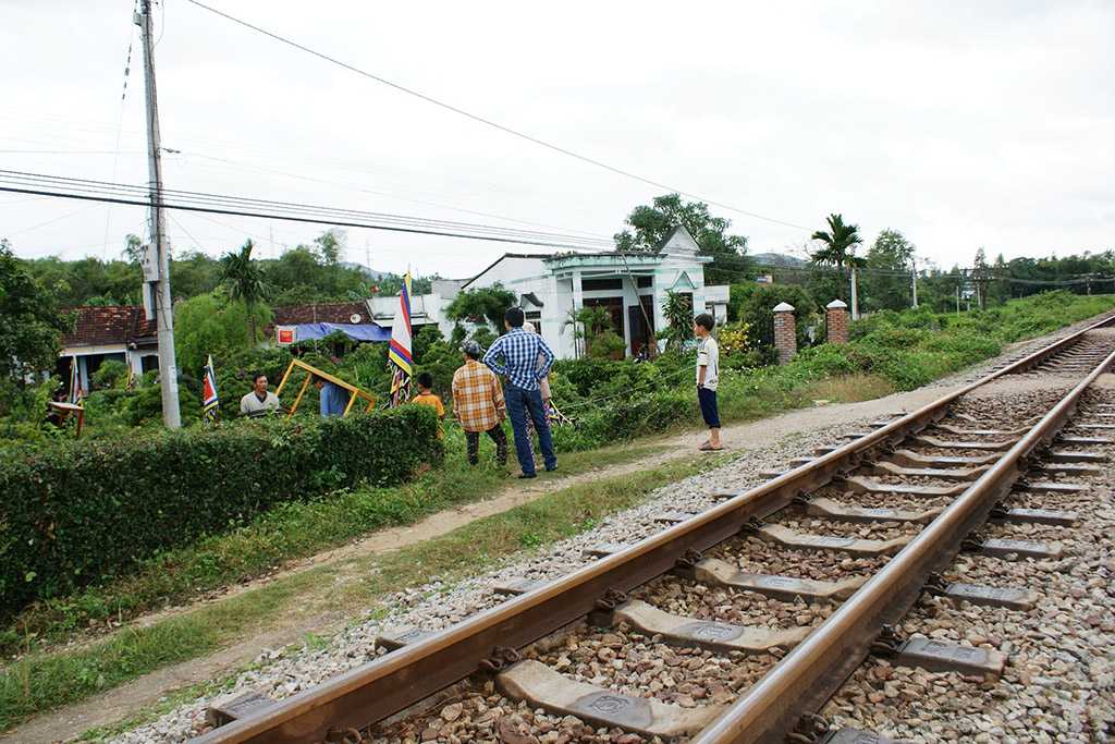 Hiện trường nơi xảy ra vụ tai nạn và phía xa là nhà gia đình anh Bửu đang lo hậu sự cho anh