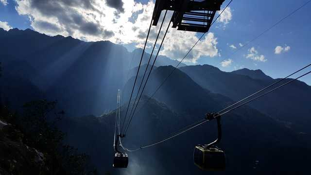 Sau một thời gian dài thi công, sáng 2/2, hệ thống cáp treo Fansipan đã chính thức đi vào hoạt động, đưa việc chinh phục nóc nhà Đông Dương trở nên dễ dàng hơn với rất nhiều người. Sau một thời gian dài thi công, sáng 2/2, hệ thống cáp treo Fansipan đã chính thức đi vào hoạt động, đưa việc chinh phục nóc nhà Đông Dương trở nên dễ dàng hơn với rất nhiều người.