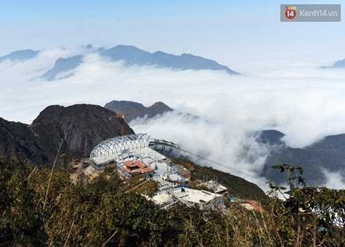 Tuyến cáp treo Fansipan Sapa được khởi công vào tháng 11/2013, do Sun Group đầu tư và thực hiện với sự tư vấn, thiết kế của hãng cáp treo số 1 thế giới Doppelmayr Garaventa. Cáp treo có độ cao 3.143 m so với mực nước biển, khởi điểm từ thung lũng Mường Hoa đến đỉnh Fansipan. Mỗi cabin cáp treo có sức chứa tối đa 30 - 35 khách, công suất vận chuyển lên tới 2.000 khách/h, cho phép rút ngắn thời gian di chuyển lên đỉnh Fansipan xuống còn 15 phút, thay vì 2 ngày đi bằng đường bộ hiểm trở. Tuyến cáp treo Fansipan Sapa được khởi công vào tháng 11/2013, do Sun Group đầu tư và thực hiện với sự tư vấn, thiết kế của hãng cáp treo số 1 thế giới Doppelmayr Garaventa. Cáp treo có độ cao 3.143 m so với mực nước biển, khởi điểm từ thung lũng Mường Hoa đến đỉnh Fansipan. Mỗi cabin cáp treo có sức chứa tối đa 30 - 35 khách, công suất vận chuyển lên tới 2.000 khách/h, cho phép rút ngắn thời gian di chuyển lên đỉnh Fansipan xuống còn 15 phút, thay vì 2 ngày đi bằng đường bộ hiểm trở.