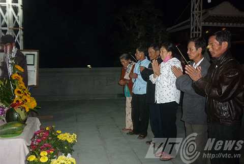 Từ tờ mờ sáng, người dân đã đổ về viếng mộ ông Nguyễn Bá Thanh