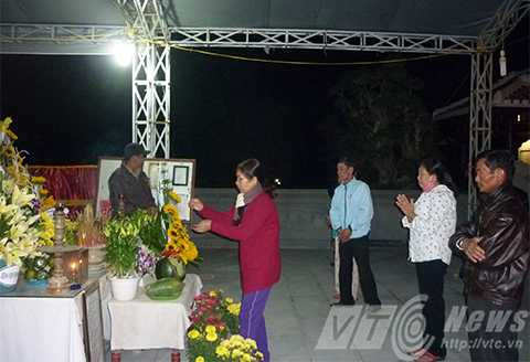 Người dân, đi viếng mộ, Nguyễn Bá Thanh, nhân ngày giỗ đầu, Đà Nẵng