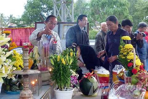 Người dân, đi viếng mộ, Nguyễn Bá Thanh, nhân ngày giỗ đầu, Đà Nẵng