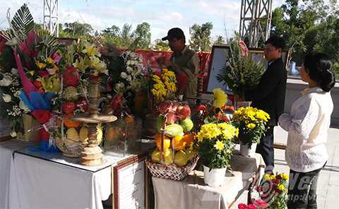 Người dân, đi viếng mộ, Nguyễn Bá Thanh, nhân ngày giỗ đầu, Đà Nẵng