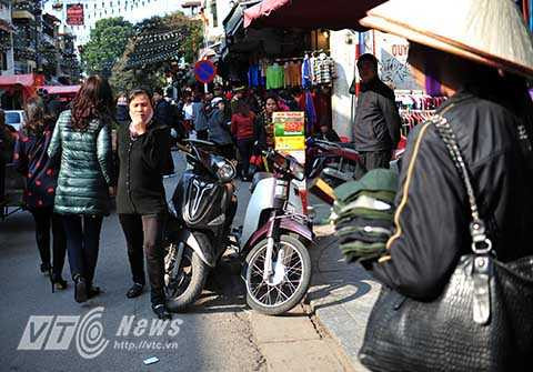 Phạt những kẻ 'cướp' vỉa hè trước khi phạt người đi bộ