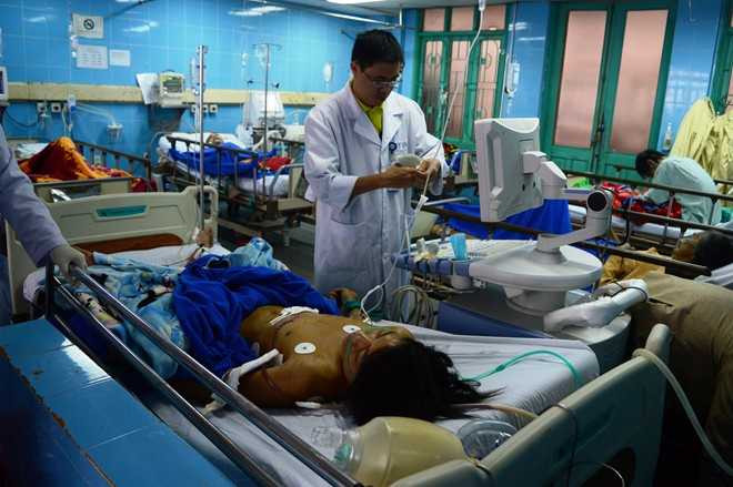 Hiệu được bác sĩ tiến hành siêu âm tim ngay trên giường bệnh. Ảnh: Văn Được.