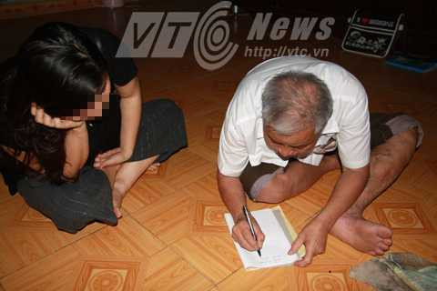 Thầy bùa Thục đang làm bùa yêu cho khách Thầy bùa Thục đang làm bùa yêu cho khách