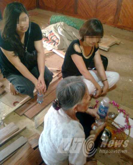 Một thầy bùa ở Tân Sơn đang làm bùa yêu cho hai cô gái từ Hà Nội Một thầy bùa ở Tân Sơn đang làm bùa yêu cho hai cô gái từ Hà Nội