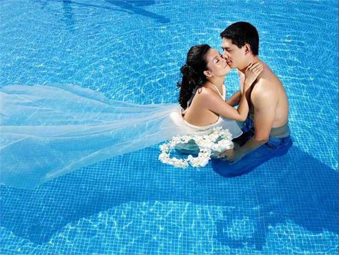 Bình Minh và Anh Thơ gây 'sốt' khi chia sẻ ảnh cưới cách đây 8 năm.