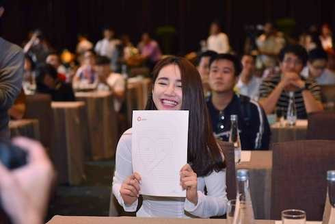 Nhã Phương gửi tặng trái tim đến Trường Giang.