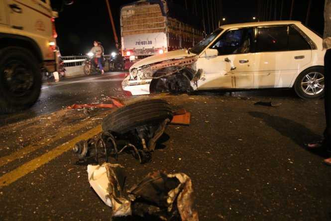 Bánh xe bị rời khỏi thân xe sau cú va chạm - Ảnh: Mậu Trường