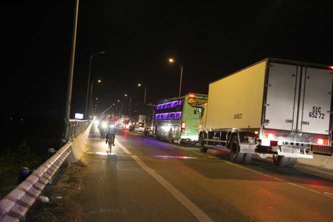 Đoàn xe tải bị kẹt hai đầu cầu Rạch Miễu - Ảnh: Mậu Trường