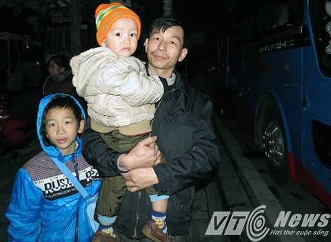 Trong đó có 346 cán bộ, công nhân còn lại là vợ, chồng, các con và cha mẹ, được Công ty bố trí 17 xe đưa về 15 tỉnh, thành Trong đó có 346 cán bộ, công nhân còn lại là vợ, chồng, các con và cha mẹ, được Công ty bố trí 17 xe đưa về 15 tỉnh, thành
