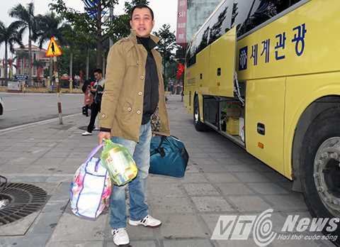 Người công nhân giúp vợ chuyển đồ lên xe