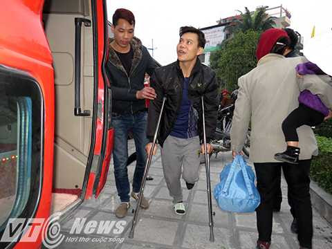 Anh Nguyễn Văn Giáp (SN1983, quê Quỳnh Lưu, Nghệ An), công nhân cơ điện phân xưởng 2 Thành Công, bị tai nạn lao động vỡ vỡ mắt cá trong chân trái gần 1 tháng nay, giờ phải chống lạc cùng vợ về quê ăn Tết