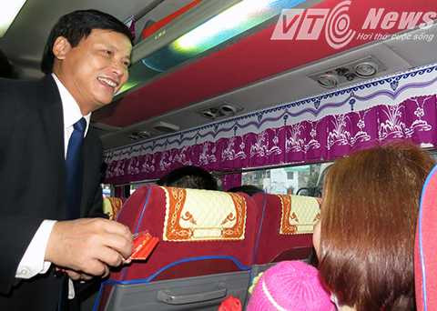 Trước giờ xuất phát, lãnh đạo Công ty lên chúc Tết và phát quà lì xì cho ông bà lớn tuổi và các cháu nhỏ
