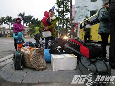 Từ rạng sáng, hàng trăm gia đình đã mang theo tư trang, hàng tết tập trung chờ đến giờ lên đường về quê ăn Tết.