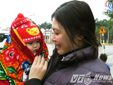 Chị Nguyễn Thị Hồng Phượng (SN1987), cùng con gái và chồng là anh Phạm Thanh Hải (SN 1987, công nhân cơ điện, Công trường Đông Bình Minh - Công ty Than Hòn Gai), cùng con gái dậy từ 5h sáng để chuẩn bị ra xe về Thái Bình ăn Tết