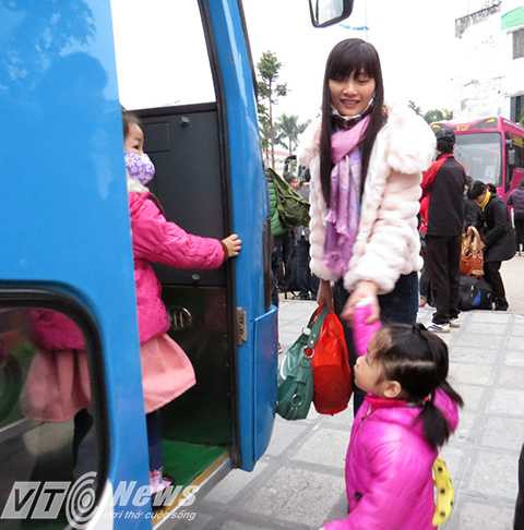 Đến giờ cả nhà lên xe