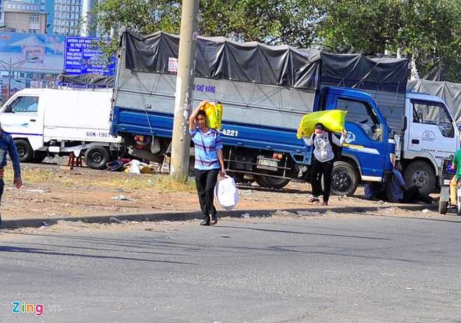 Theo anh Hoàng Văn Nghĩa, giá vé về Nghệ An mỗi người là 1,5 triệu đồng. Tuy nhiên, hành khách 32 tuổi mang theo hành lý nặng, cồng kềnh nên bị chủ xe nâng giá lên 2 triệu đồng. Quà Tết cho gia đình đã mua nên công nhân chấp nhận bỏ thêm tiền để được lên xe. 