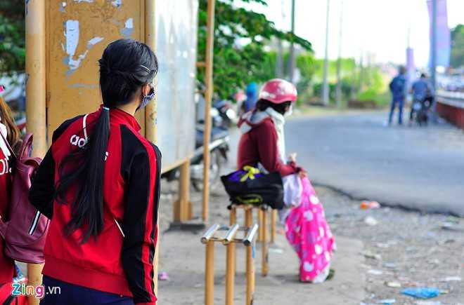 Nhiều người nóng lòng về quê nên đứng ngồi không yên, liên tục ngóng xe tại bến chờ trước khu công nghiệp Biên Hòa 2 (TP Biên Hòa, Đồng Nai). 