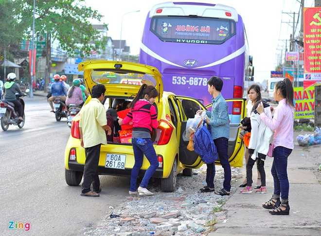 Trong khi đó, những công nhân các tỉnh miền Tây làm việc tại khu công nghiệp Hố Nai (xã Hố Nai 3, huyện Trảng Bom, Đồng Nai) cũng đổ ra đường mua vé về quê. 