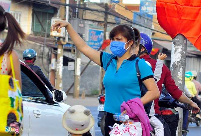 Họ phải đứng đợi suốt nhiều giờ. 