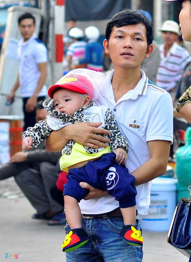 Vì lượng người lên xe đông nên những người có con nhỏ gặp khó khăn. Theo hành khách, những trẻ em đi cùng cha mẹ bị chủ xe bắt trả thêm tiền, không được miễn phí vé.