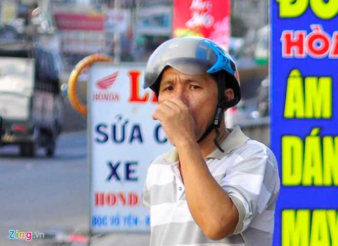 Người quen chưa lên được xe, những người hộ tống cũng phải chờ đợi mệt mỏi. 