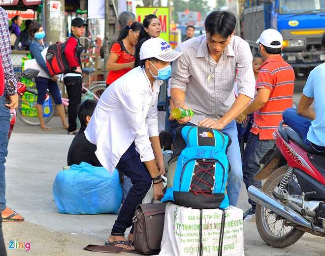 Mệt mỏi vì phải chờ đợi suốt nhiều giờ, một số người phải chi tiêu nhiều hơn thường lệ để về quê. 