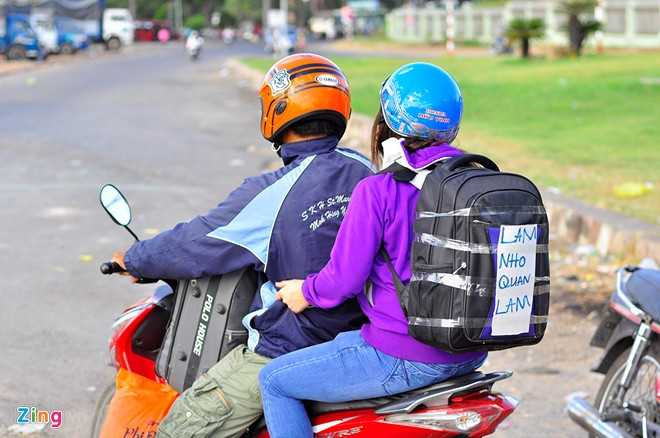 Sau 4 giờ chờ không có kết quả, hai vợ chồng quê Thanh Hóa quyết định quay về phòng trọ chờ chuyến xe hôm sau. Người công nhân xa quê cho biết, anh gọi điện đặt xe giường nằm chạy tuyến TP HCM - Ninh Bình từ 5 ngày trước. Theo lịch hẹn, hôm nay họ ra quốc lộ để lên xe về quê nhưng chủ phương tiện thông báo hết chỗ và yêu cầu chờ chuyến 17h cùng ngày. Tôi chờ suốt 5 giờ rồi họ lại thông báo tuyến cuối cùng trong ngày không thể đến đón do đổi hành trình, nam hành khách phẫn nộ